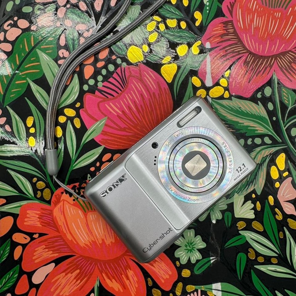 Sony Cyber-shot 12.1MP Digital Camera Silver 3x Optical Zoom Y2K Compact